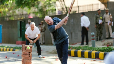 Prime Minister Christopher Luxon plays street cricket in New Delhi