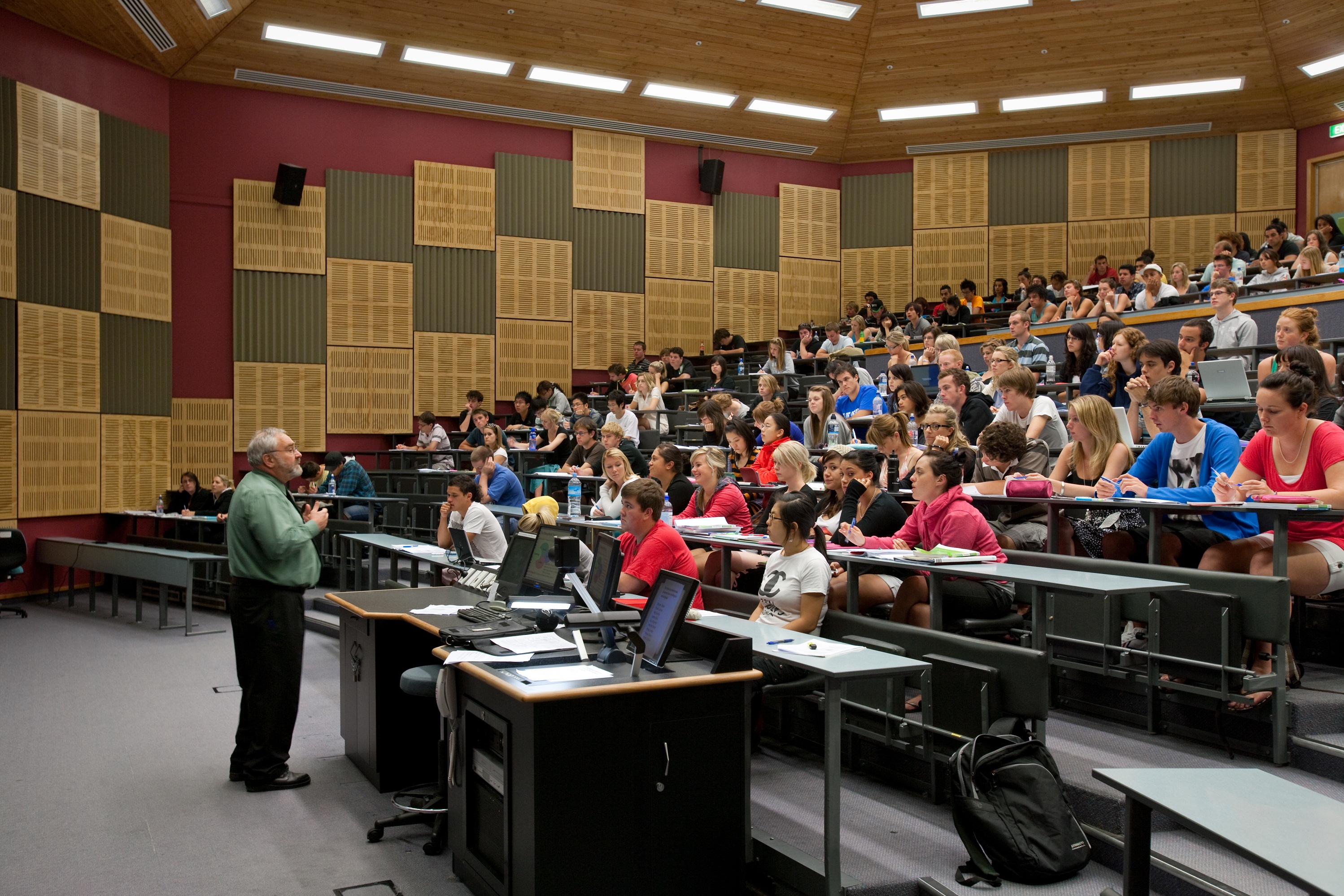 Listening university. Аудитория в университете. Преподаватель вуза. Лекция в университете. Студенты в аудитории.